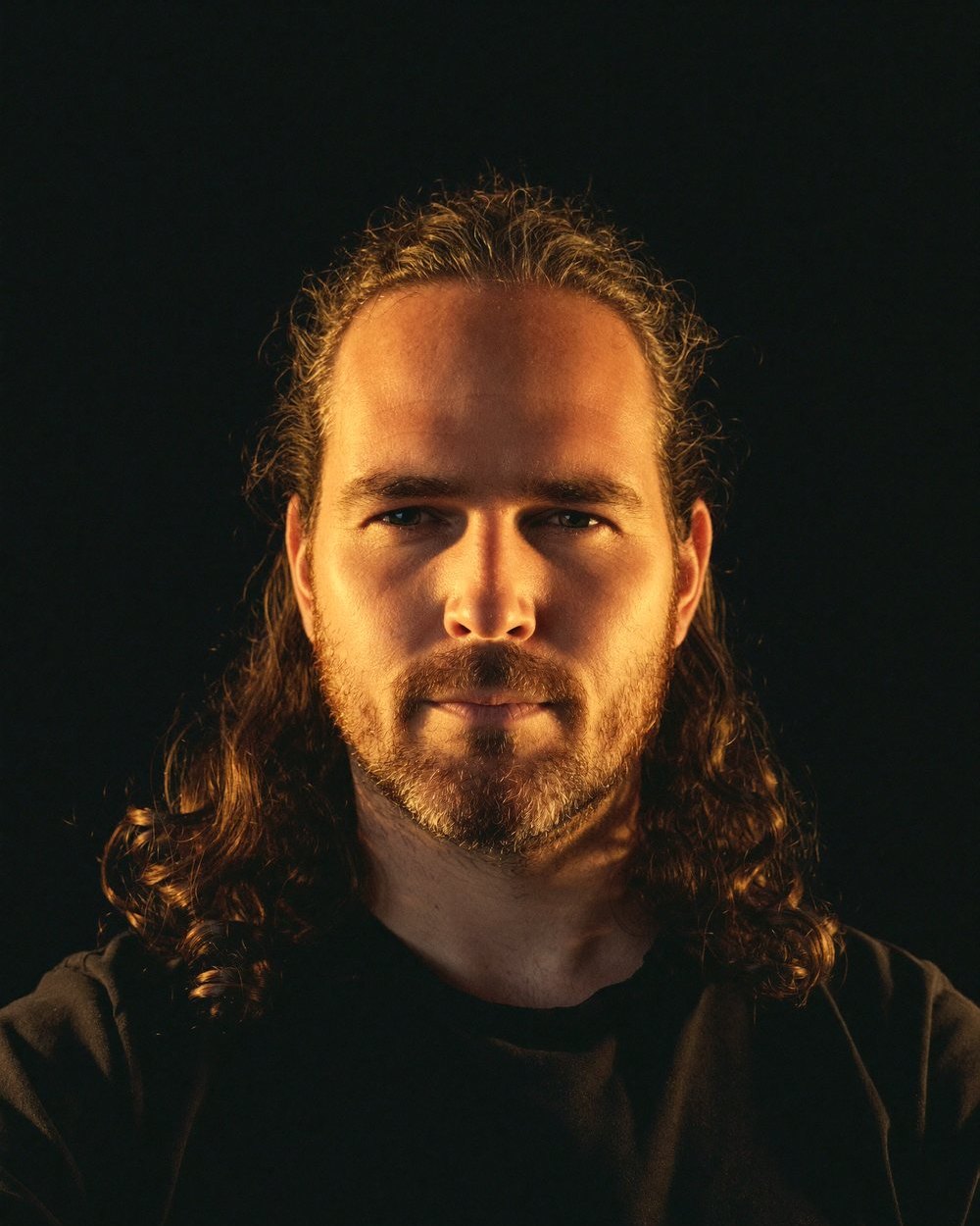 Benjamin Lechner, Porträt im warmen Licht, der Blick in die Kamera.