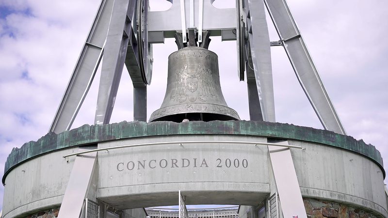 Die Friedensglocke Concordia 2000 hängt zwischen den Stahlstreben ihres Turms.