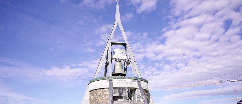 Der Glockenturm der Concordia ragt in einen Himmel aus Schäfchenwolken.