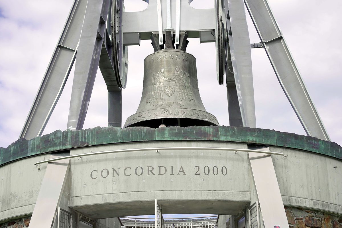 Die Friedensglocke Concordia 2000 hängt zwischen den Stahlstreben ihres Turms.