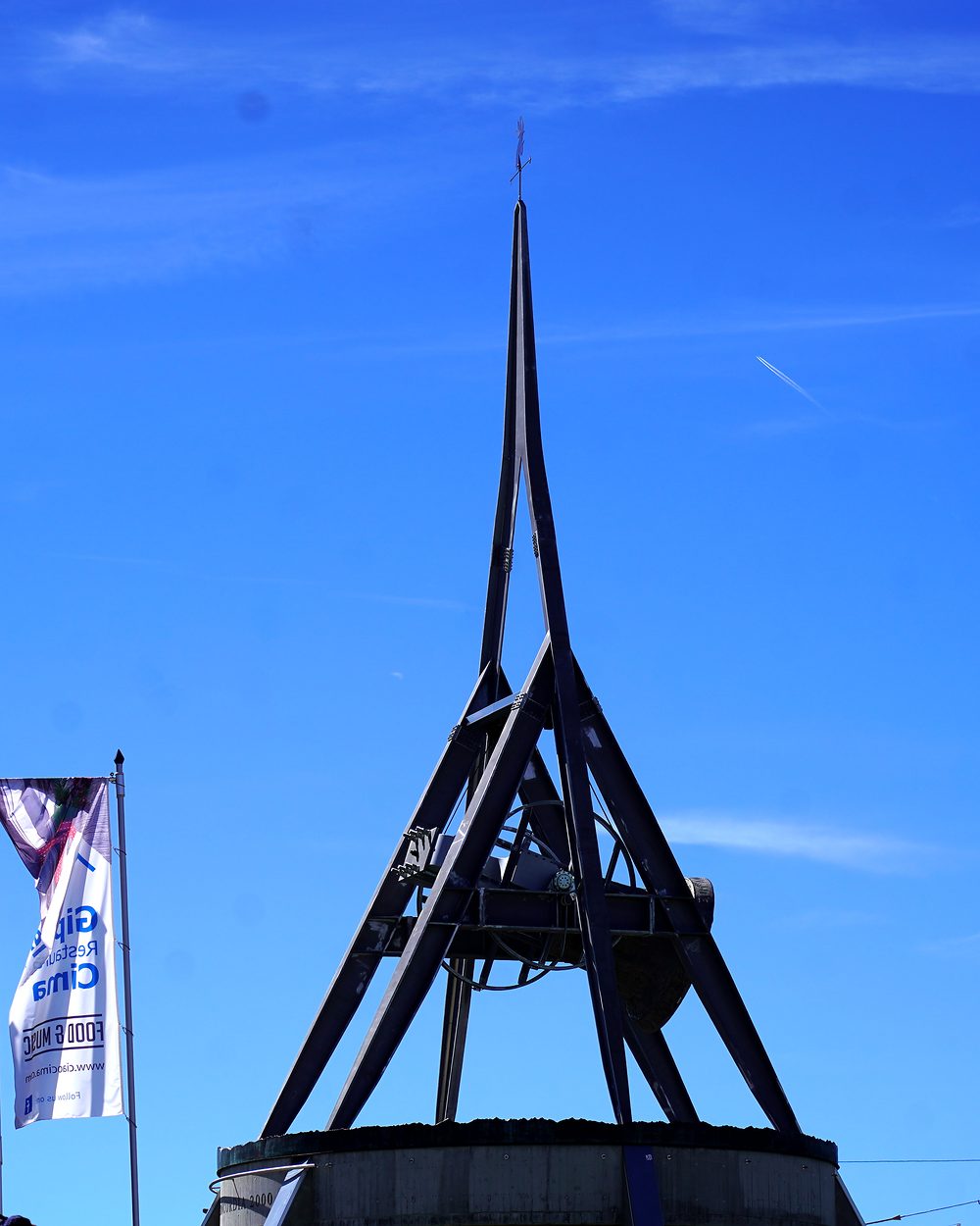 Das Stahlgerüst der Friedensglocke als Silhouette vor tiefblauem Himmel.